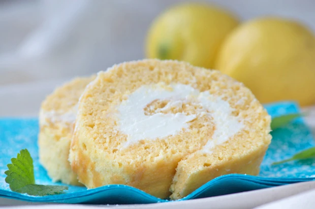 Zitronen-Biskuit-Roulade