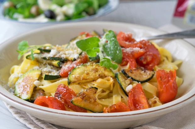 Linguine mit Gemüse und Knoblauch