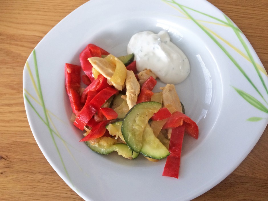 Hühner-Gemüse-Pfanne mit Basilikumdip