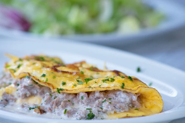 Gef&uuml;llte Omelette mit Hackfleisch und Lauch