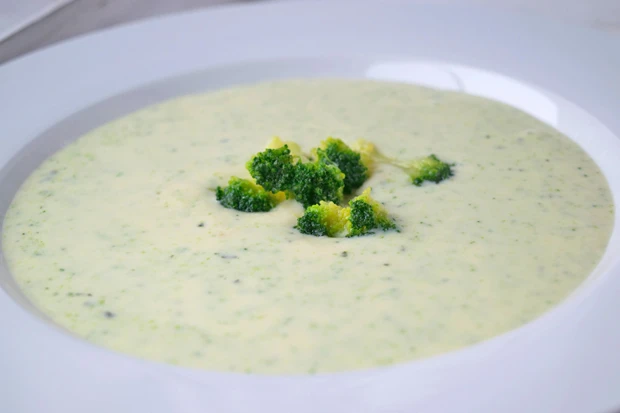 Brokkoli-Suppe mit K&auml;se und Estragon
