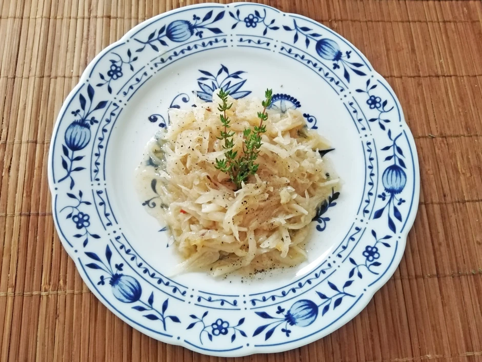 Ged&uuml;nstete Wei&szlig;e R&uuml;ben mit Thymian