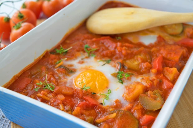 Gebackene Eier in Tomaten-Paprika-Soße