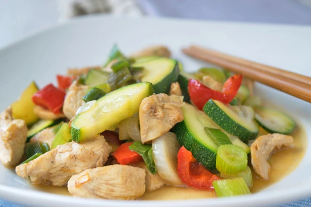 H&uuml;hner-Zucchini-Wok