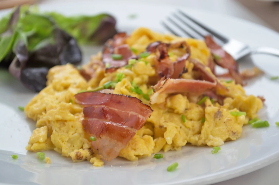 Rührei mit Speck und Zwiebel