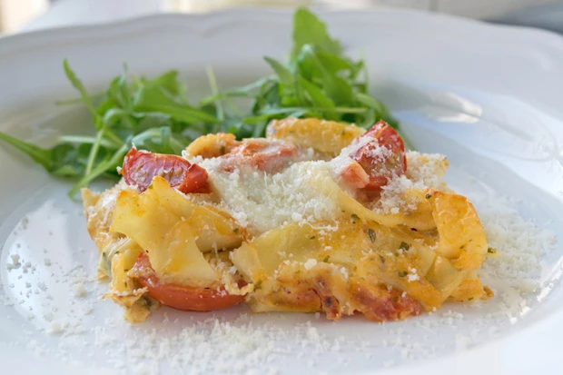Tomatennudelschnitten mit Schnittlauch