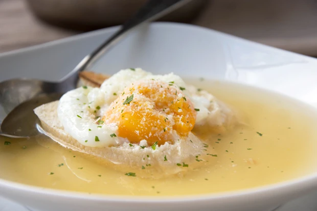 Zuppa Pavese mit pochierten Eiern
