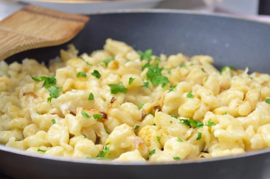Sp&auml;tzle mit Zwiebel und K&auml;se