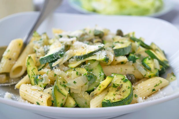Zucchinipenne mit Kapern