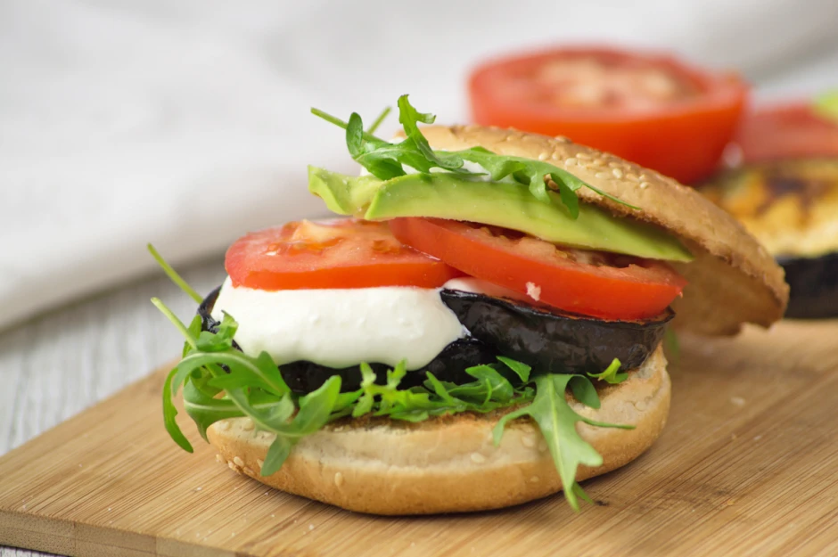 Melanzani-Avocado-Tomaten Burger