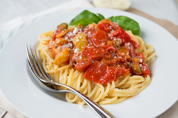 Nudeln mit Paprika-Sugo