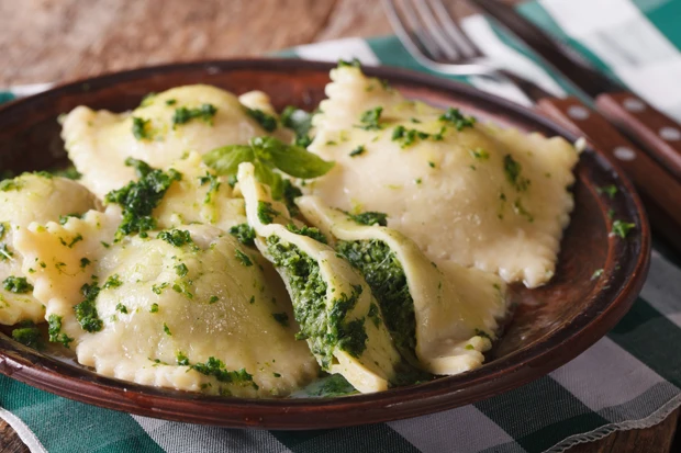 Kartoffelravioli mit Schafskäse und Spinat