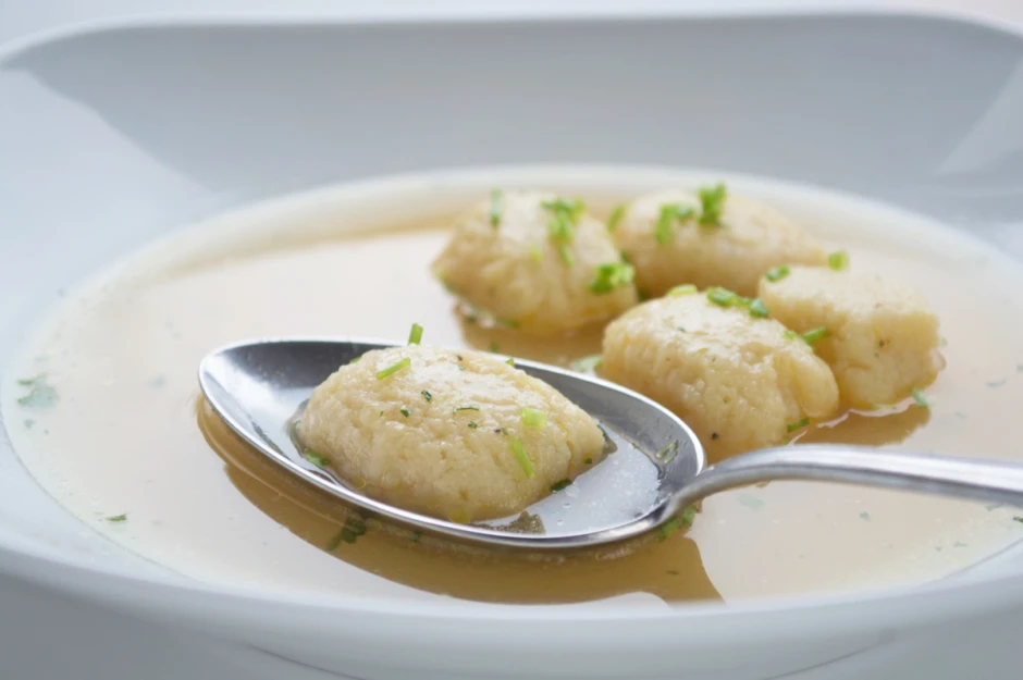 Grie&szlig;nockerl -Suppe