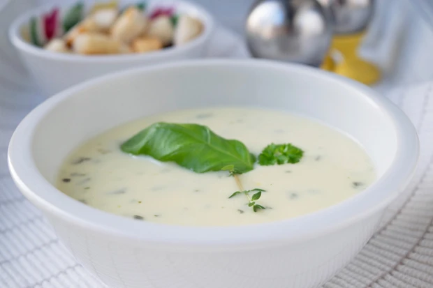 Kr&auml;utersuppe mit Frischk&auml;se