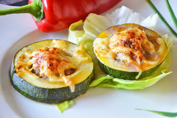 Zucchinir&ouml;llchen mit Faschiertem