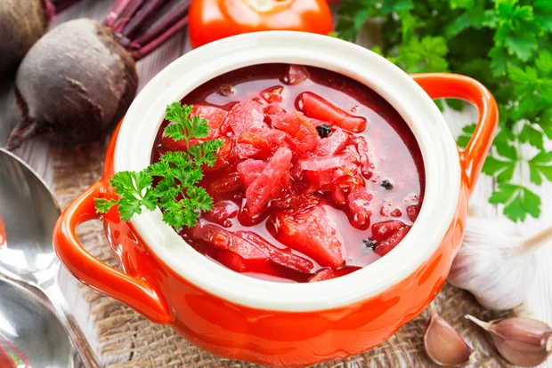 Apfel-Holler-Suppe mit Roter Bete