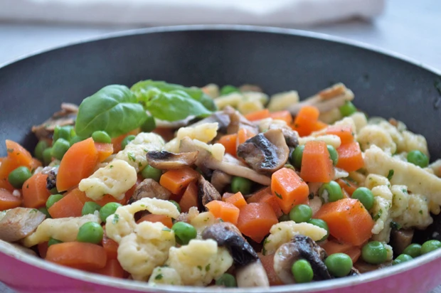 Gem&uuml;se-Sp&auml;tzle-Pfanne