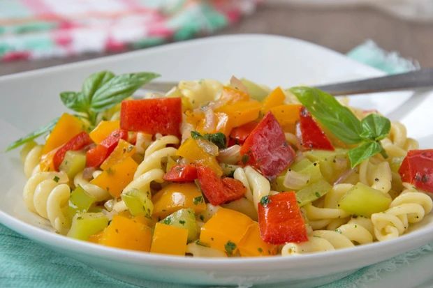 Bunte Nudel-Paprika-Pfanne