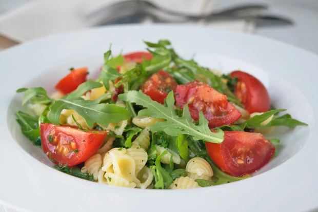 Mediterraner Nudelsalat mit Pinienkernen und Rucola