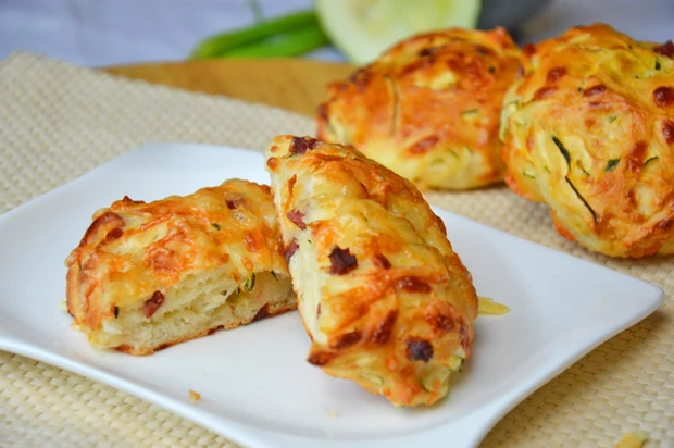 Zucchini-Br&ouml;tchen mit Speck und K&auml;se
