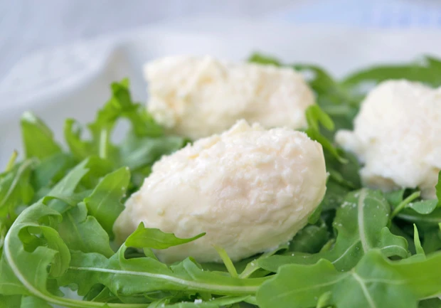 Ziegenfrischk&auml;se-Nockerl mit Rucola