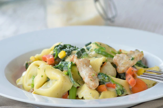 Tortellini-Gemüse-Pfanne mit Putenschnitzel