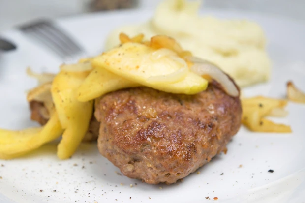 Faschiertes mit Apfel und Zwiebel
