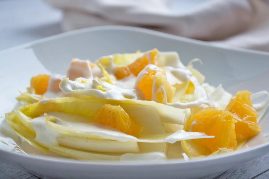 Chicor&eacute;e mit Orangen