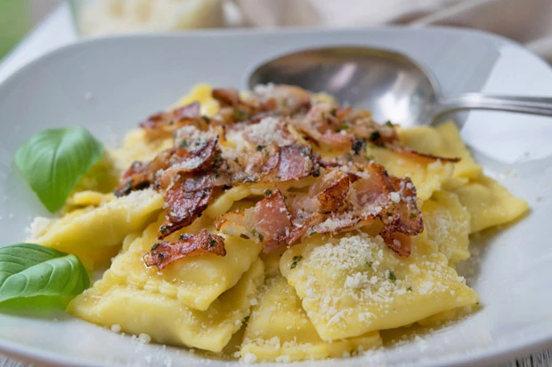 Birnen-Speck-Raviolo