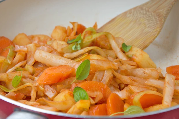 Gem&uuml;se-Pfanne mit Schwarzwurzeln