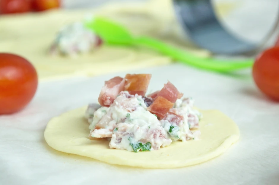 Bl&auml;tterteigtascherl mit Speckf&uuml;lle