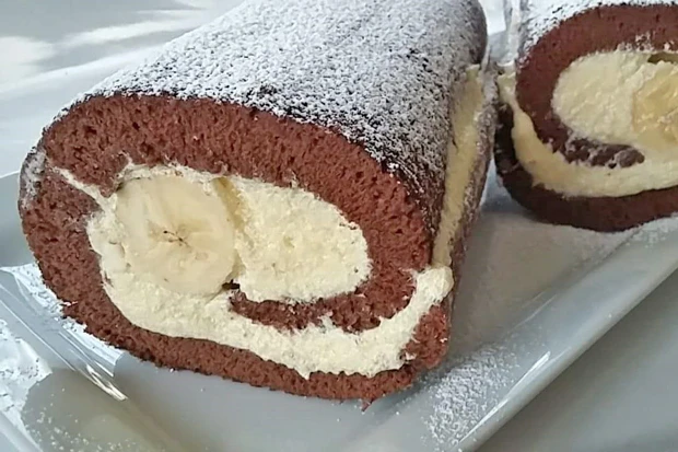 Dunkle Roulade mit Bananen-Topfencreme