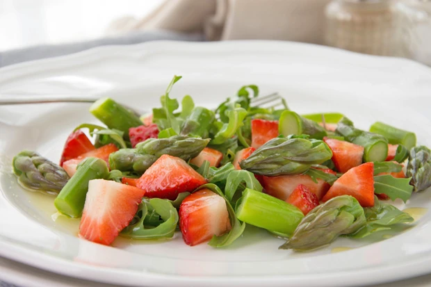 Spargel-Erdeersalat