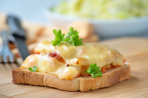 Wurzelgemüse-Toast mit Speck