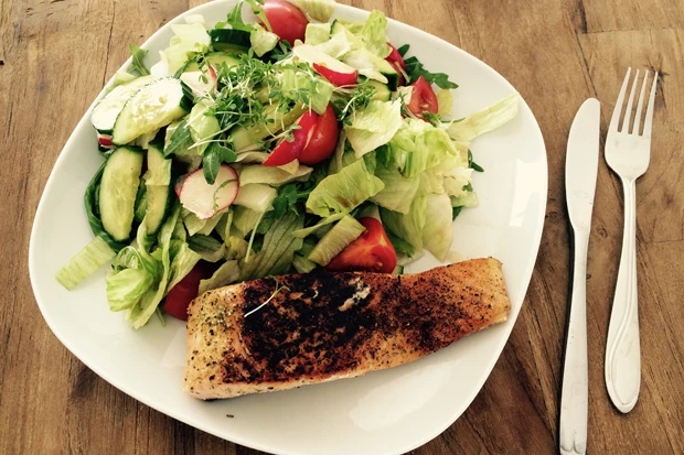 Salatteller mit Lachs