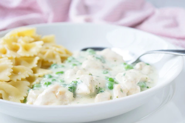 H&uuml;hnerpfanne mit Erbsen