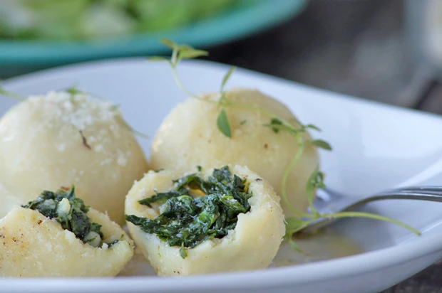 Spinatkn&ouml;del mit Parmesan und brauner Butter