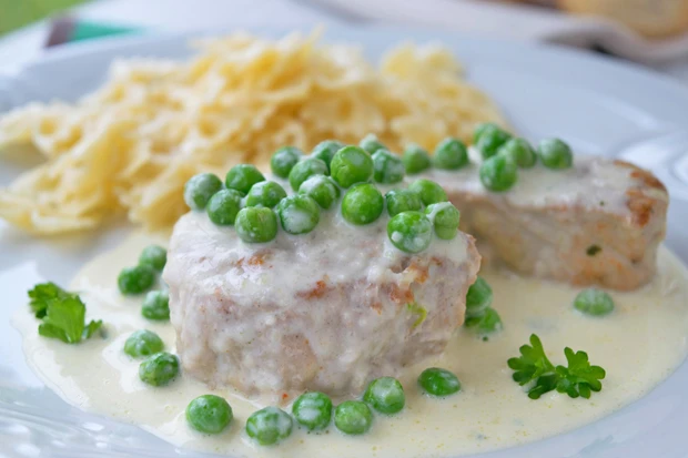 Schweinefilets in Erbsensauce