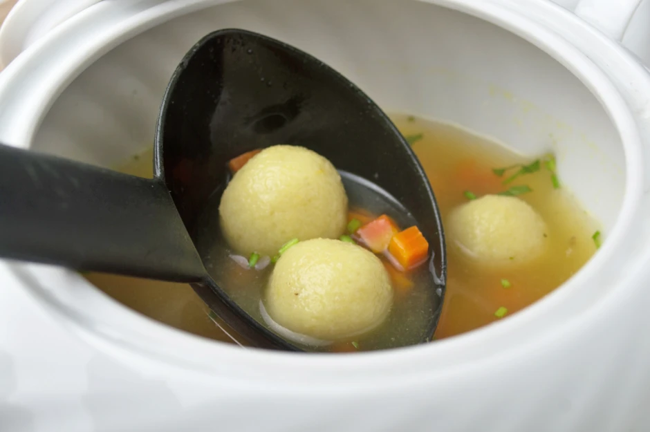 Suppe mit Mehlkn&ouml;del