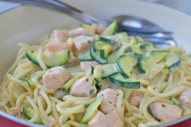 Zucchini-Spaghetti mit Lachs