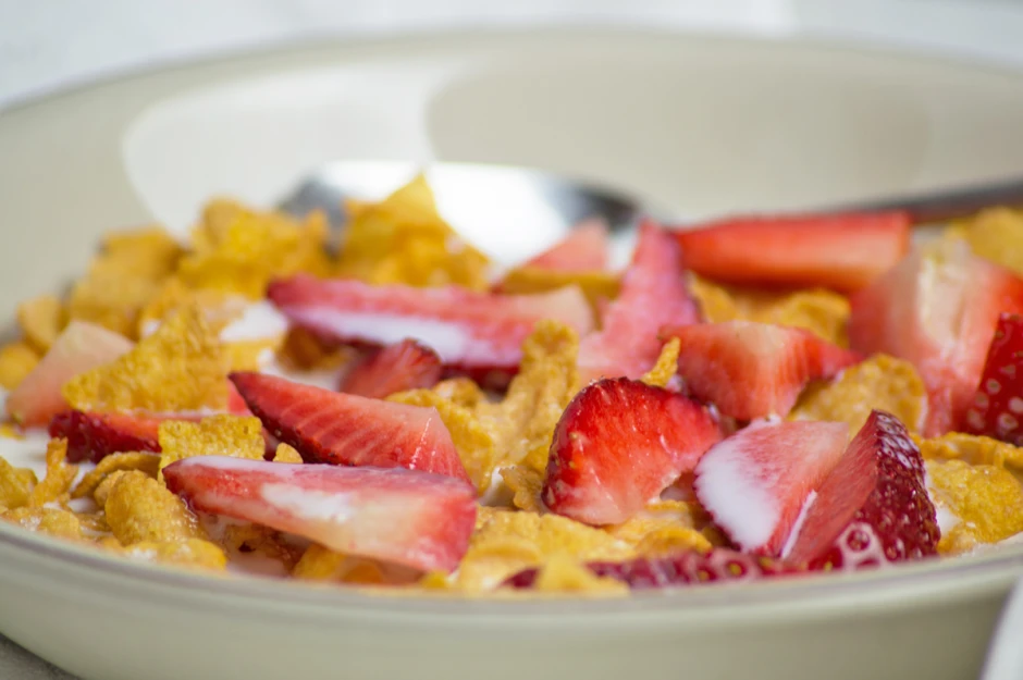 Erdbeeren mit Cornflakes