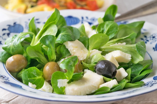 Vogerlsalat mit Mozzarella