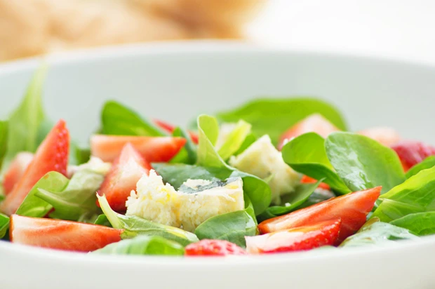 Vogerlsalat mit K&auml;se und Erdbeeren