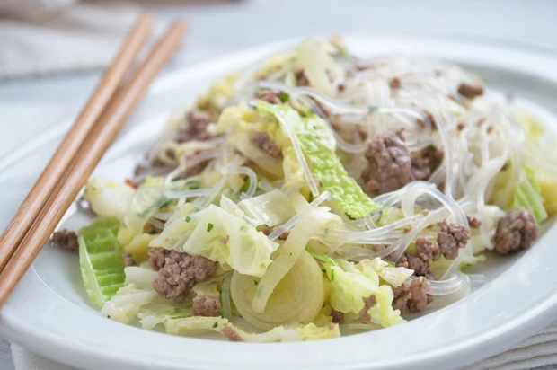 Hackfleisch mit Chinakohl und Glasnudeln