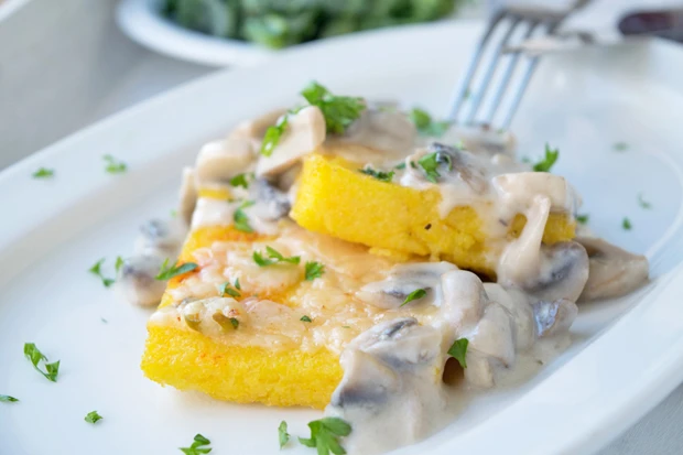 Polentaschnitte mit Champignons