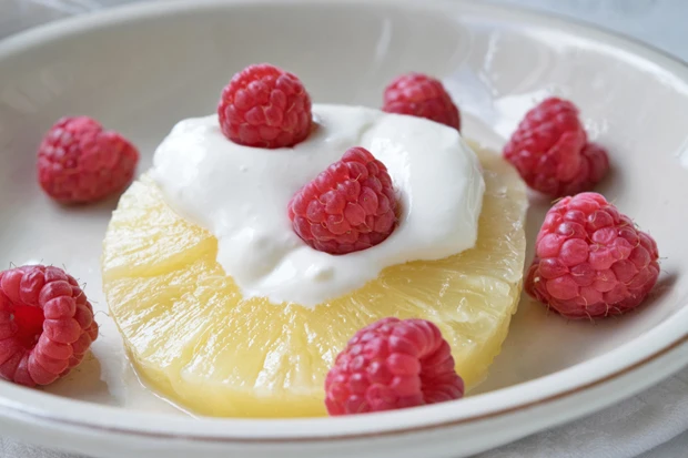 Ananas mit Himbeercreme