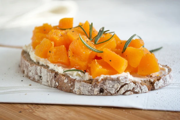 K&uuml;rbis-Bruschetta