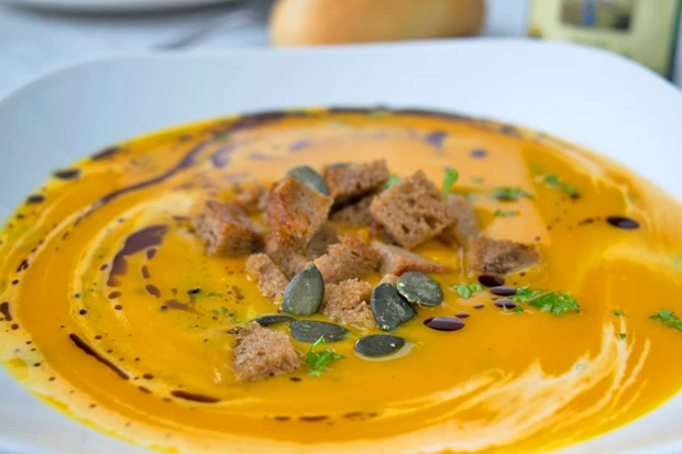 Apfelsuppe mit Kürbiscroutons