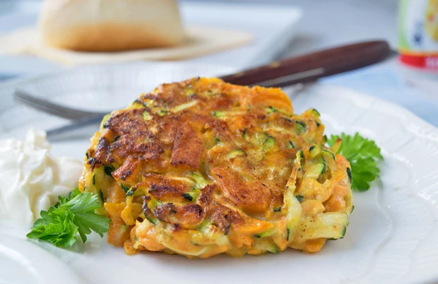 Gemüsepuffer mit Topfen-Rahm-Dip