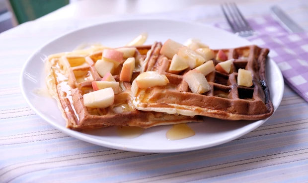 Waffeln mit Apfel und Zimt